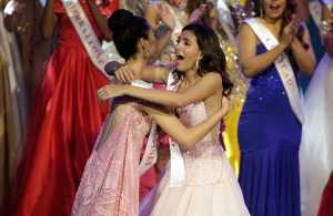 Miss Puerto Rico Stephanie Del Valle (R) is hugged by Miss Philippines Catriona Elisa Gray after winning the Miss World 2016 Competition in Oxen Hill, Maryland, U.S., December 18, 2016.      REUTERS/Joshua Roberts