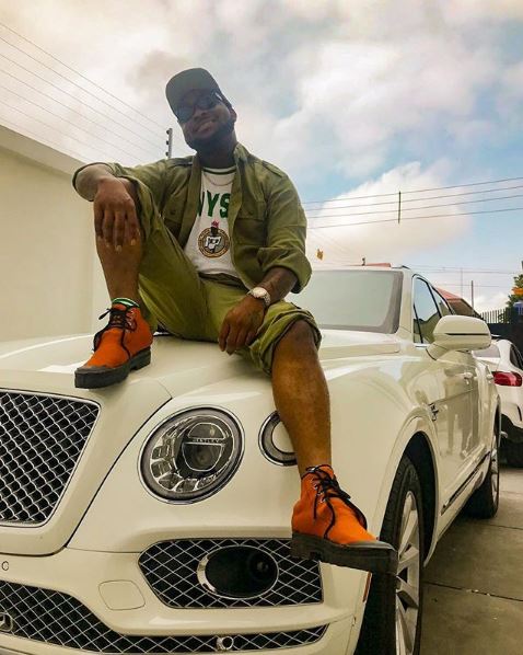 Davido's appearance got his fellow corps members go gaga as he arrives at the NYSC camp in lagos