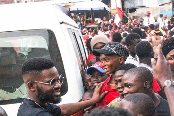 Falz shows love tonigeria by giving xmas gifts to the less previledge